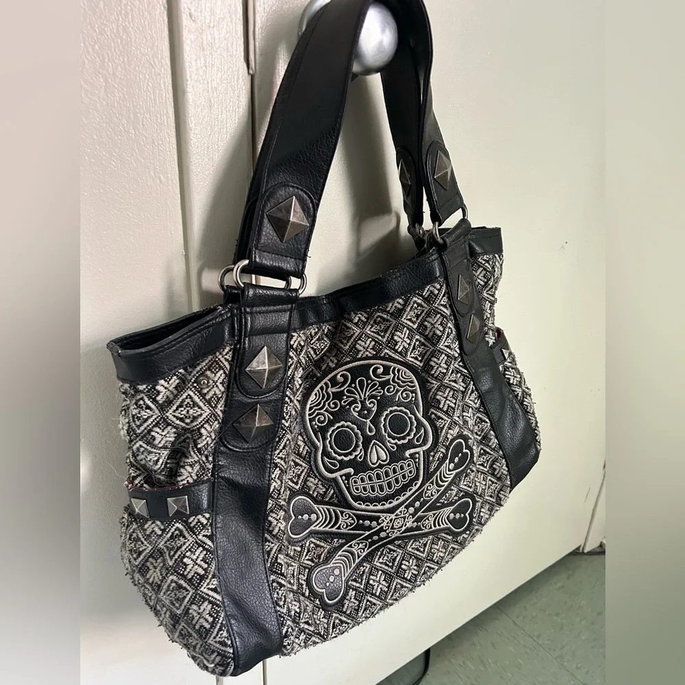 Skull black and white loungefly handbag. - Picture 3 of 8